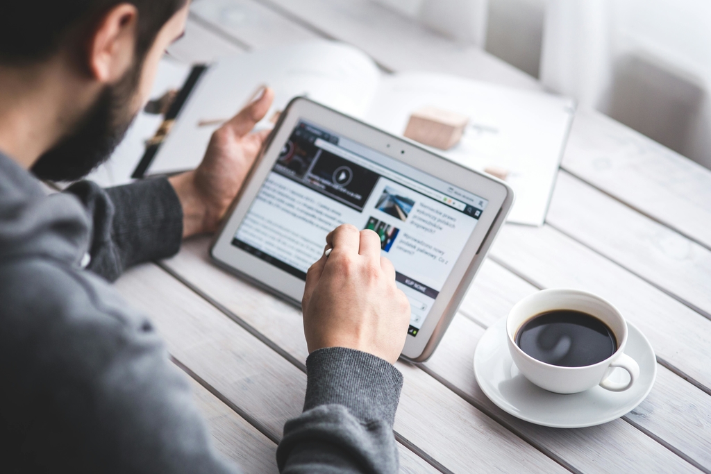 Práce s tabletem a stylusem při kávě – responzivní webdesign a digitální nástroje