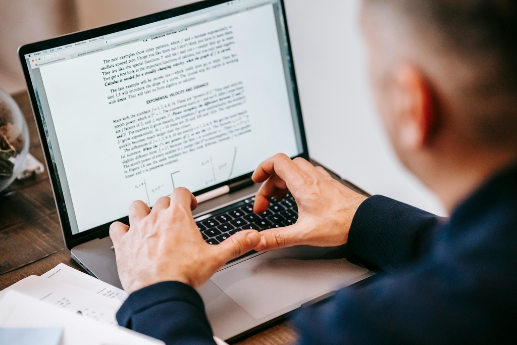 prace-na-dalku Práce z domova na notebooku – webdesign a digitální služby odkudkoliv