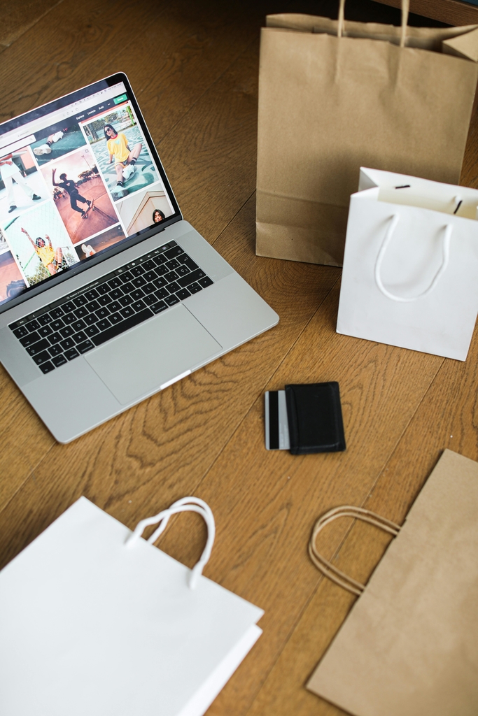 Online nakupování přes notebook – tvorba e-shopů a webů na míru