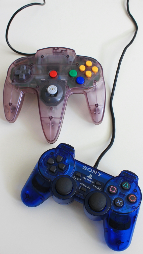 ps1-n64-ovladace-retro Vintage ovladače PlayStation a Nintendo 64 – opravy retro herních konzolí a gamepadů