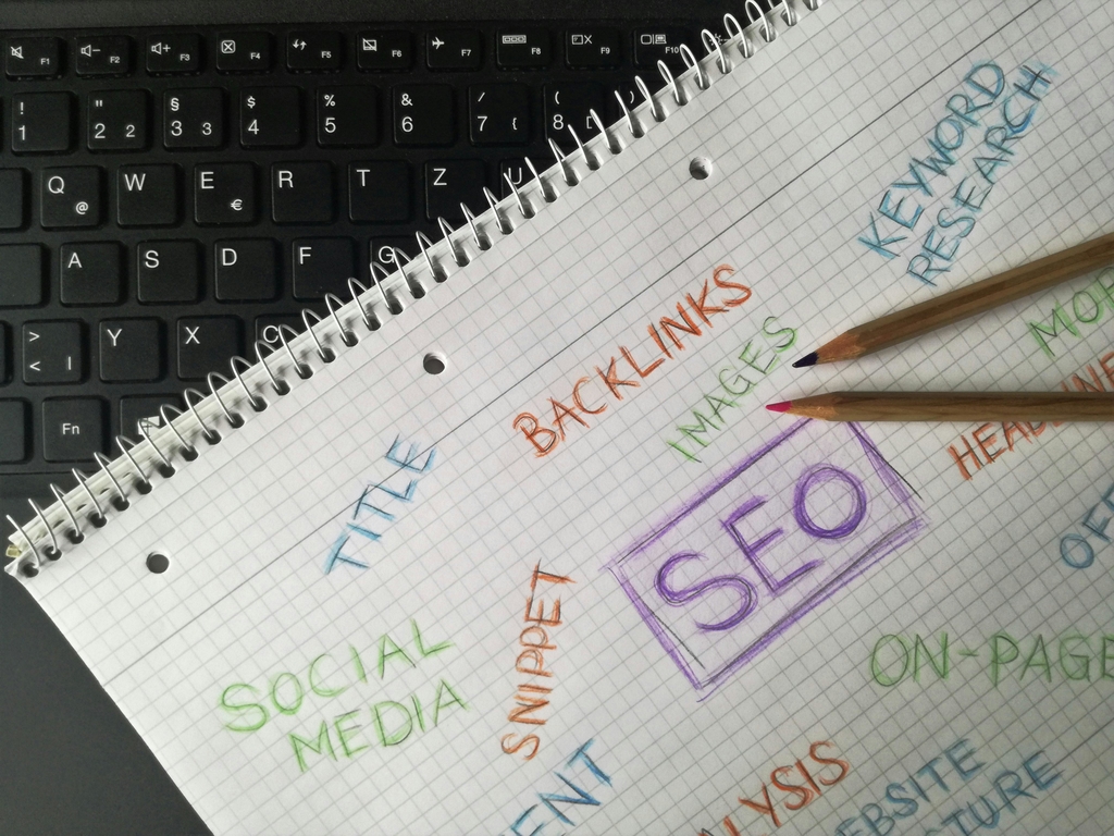 SEO strategie zapsaná v notesu – digitální marketing a viditelnost na Googlu